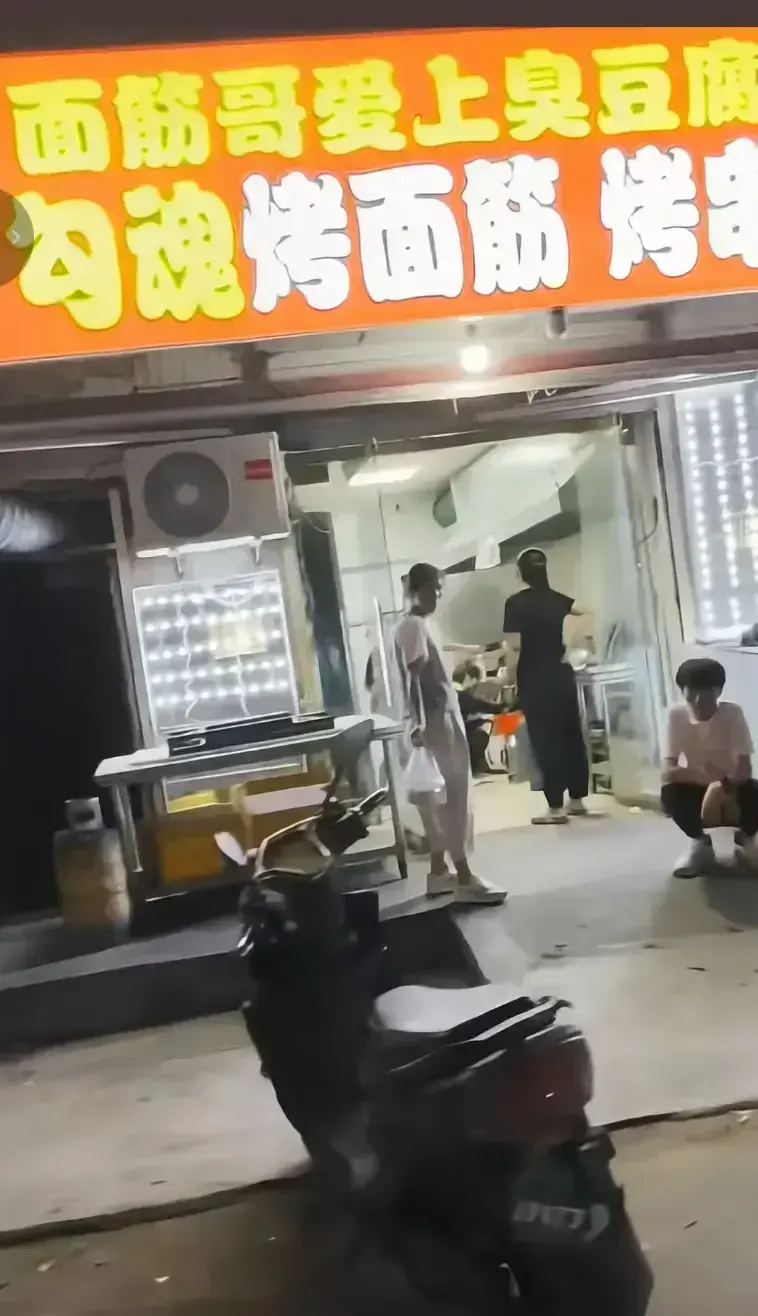 《完整视频》《安平勾魂面筋哥丈母娘事件》完整版来了！《安平勾魂面筋哥丈母娘事件》HD高清资源，一根面筋化解矛盾，全网热议神作！《完整视频》
